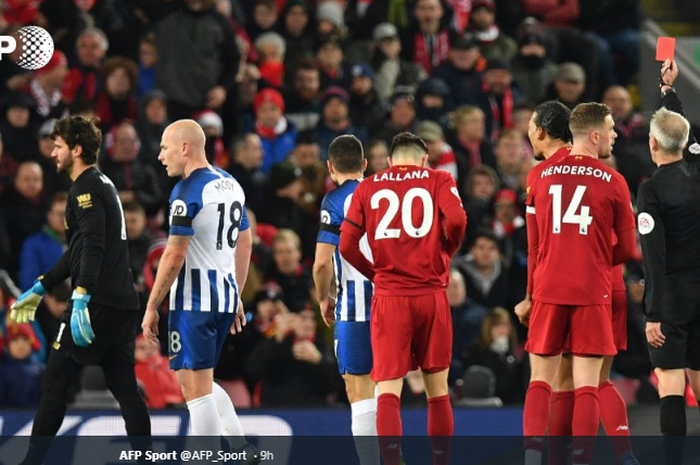 Wasit Martin Atkinson memberikan kartu merah kepada Alisson (Kiri) setelah sengaja menyentuh bola dengan tangannya di luar area gawang Liverpool.