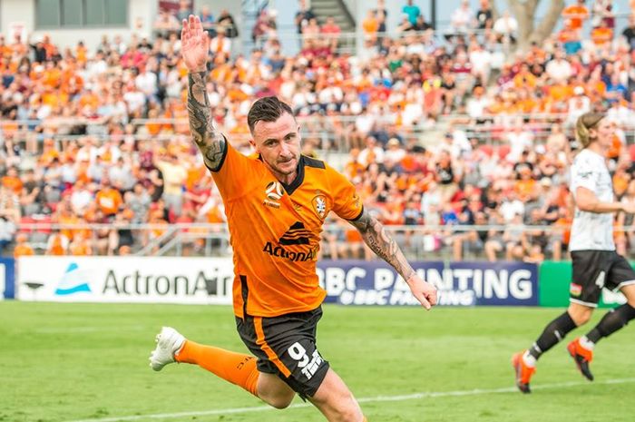 Striker Brisbane Roar, Roy O'Donovan melakukan selebrasi seusai mencetak gol pada laga Liga Australia.