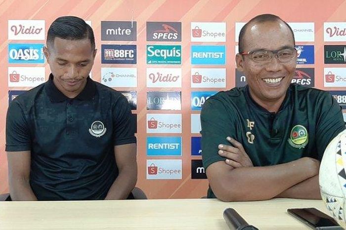 Pemain dan pelatih caretaker Tira-Persikabo, Abduh Lestaluhu serta Miftahudin Mukson, Minggu (1/12/2019).