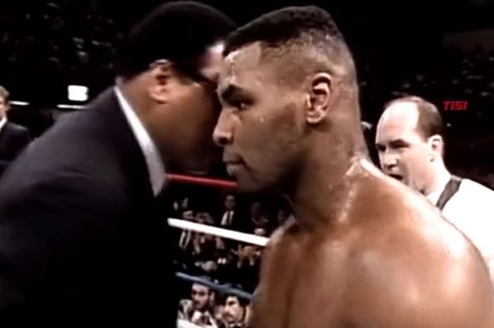 Dijuluki petinju terbaik, Muhammad Ali takut hadapi Mike Tyson.