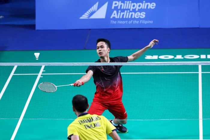 Pebulu tangkis Indonesia, Anthony Sinisuka Ginting beraksi saat pertandingan babak semifinal SEA Games 2019 melawan Sitthikom asal Thailand pada Senin (2/12/2019)