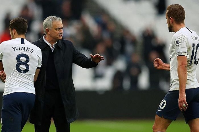 Pelatih Tottenham Hotspur, Jose Mourinho memberi ucapan selamat kepada para pemain.