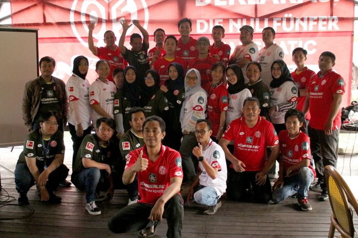 Deklarasi berdirinya komunitas kendukung resmi klub Bundesliga Liga Jerman di Indonesia, Die Nullfunfer Fansnatic di Restoran Talaga Sampireun, Puri, Jakarta Barat, Senin (2/12/2019).