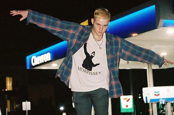 Chord Gitar dan Lirik Lagu 'Falling' Milik Trevor Daniel ...