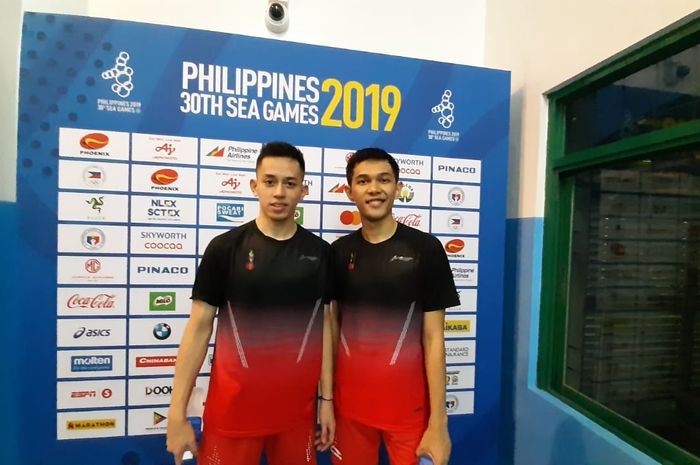 Pasangan ganda putra Indonesia, Fajar Alfian/Muhammad Rian Ardianto, berpose setelah menjalani laga semifinal SEA Games 2019 di Muntinlupa Sports Center, Manila, Filipina, Senin (1/12/2019).