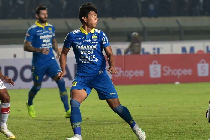 Bek Persib Bandung, Achmad Jufriyanto, saat membela timnya melawan Persela Lamongan pada pekan ke-30 Liga 1 2019