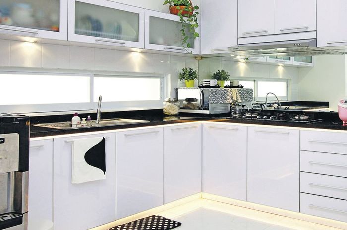 Inspirasi Sentuhan Kayu Warna Putih di Dapur  Tak Monoton 