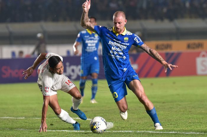 Aksi penyerang Persib Bandung, Kevin van Kippersluis, saat membela timnya menghadapi Persela Lamongan pada pekan ke-30 Liga 1 2019.