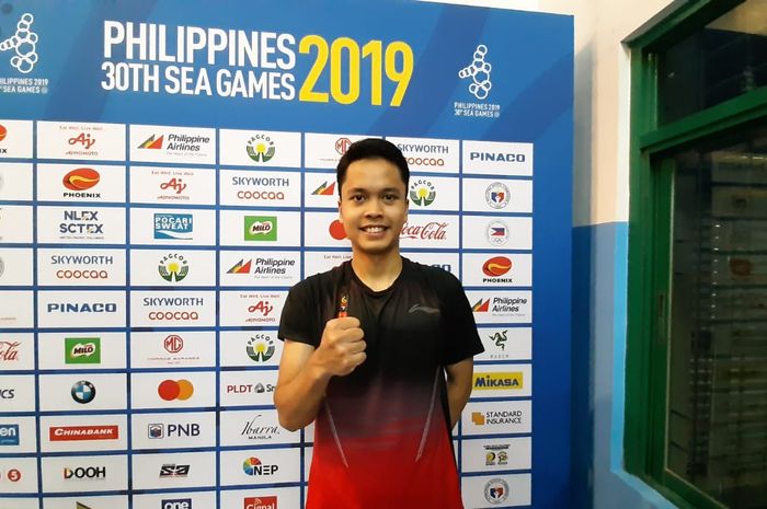 Pebulu tangkis tunggal putra Indonesia, Anthony Sinisuka Ginting, berpose setelah memastikan Indonesia ke final pada nomor beregu putra SEA Games 2019 di Muntinlupa Sports Center, Manila, Filipina, Selasa (2/12/2019).