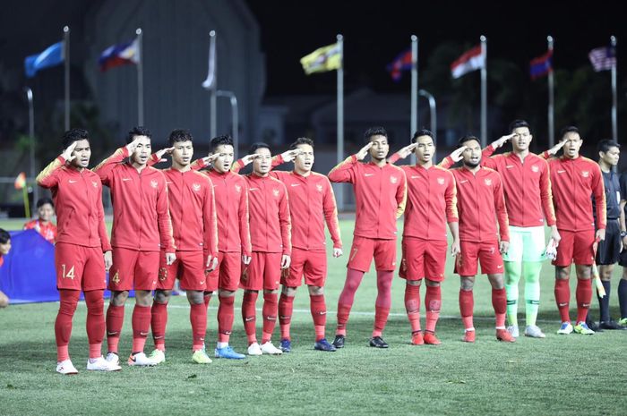 Para pemain Timnas U-22 Indonesia menyanyikan lagu kebangsaan jelang laga Grup B SEA Games 2019 kontra Brunei, Selasa (3/12/2019).