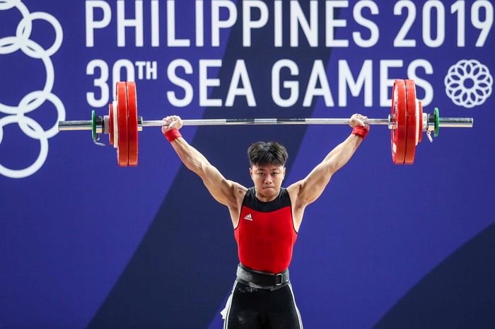 Lifter putra Indonesia. Abdullah Rahmat, beraksi pada laga kelas 73 kg dan berhak atas medali emas pada SEA Games 2019 di Aquino Stadium, Manila, Rabu (4/12/2019).
