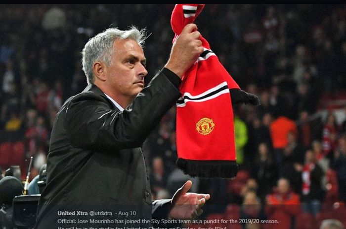 Jose Mourinho memegang syal Manchester United.