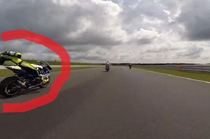 Pembalap motor pingsan saat kendaraannya melaju kencang!