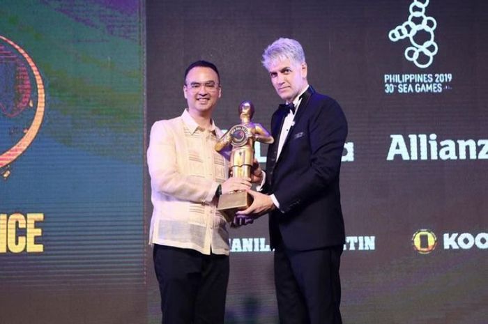 CEO SPIA Eric Gottschalk saat menyerahkan penghargaan kepada Ketua PHISGOC Alan Peter Cayetano  dalam acara The Sports Industry Awards (SPIA) Conference di Grand Hyatt Hotel Manila, Selasa (3/12/2019).