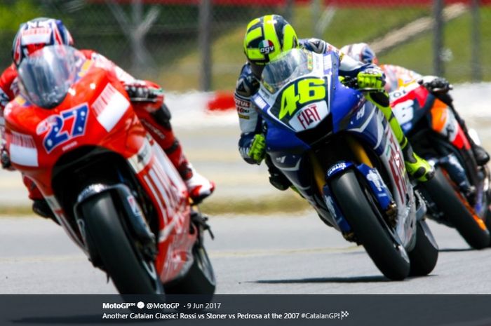 Casey Stoner (membalap di depan Valentino Rossi dalam balapan MotoGP Catalunya di Sirkuit Catalunya, Spanyol, 10 Juni 2007