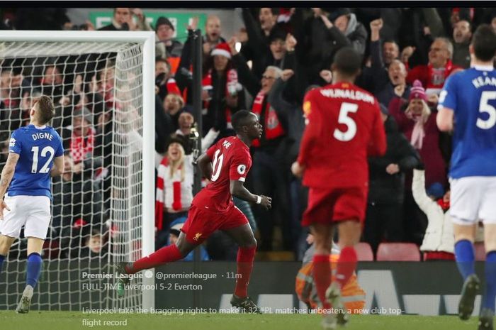 Sadio Mane mencetak gol Liverpool ke gawang Everton dalam partai Liga Inggris, 4 Desember 2019.