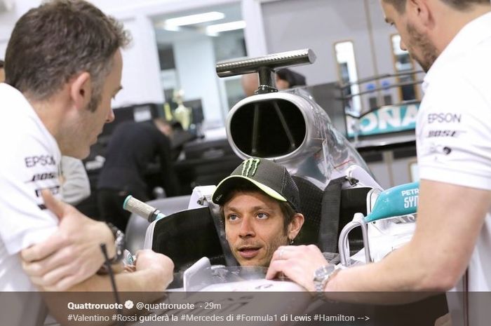 Pembalap Monster Energy Yamaha, Valentino Rossi mencoba mobil  F1 dari tim Mercedes