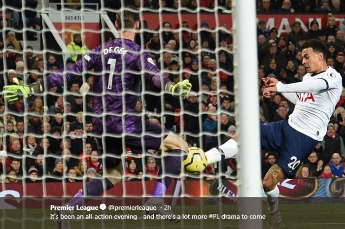 Gelandang Tottenham Hotspur, Dele Alli, mencetak gol ke gawang Manchester United dalam laga Liga Inggris di Stadion Old Trafford, Rabu (4/12/2019).