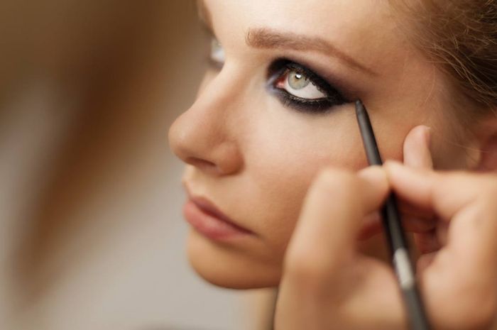 Cara Gambar Eyeliner Sesuai Bentuk Mata Kamu Cari Tahu Yuk Semua Halaman Stylo