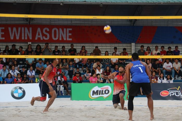 Pasangan Gilang Ramadhan/Danangsyah Yudistira Pribadi tampil pada partai penentuan melawan Thailand pada final beregu putra SEA Games 2019 di Subic Tennis Court, Filipina, Jumat (6/12/2019). CDM INDONESIA