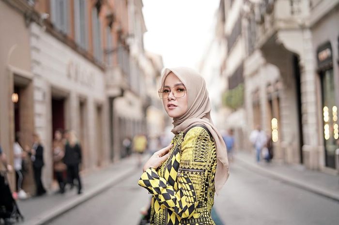 Intip Cantiknya Perpaduan Dress Floral dengan Hijab ala Intip Cantiknya Perpaduan Dress Floral dengan Hijab ala