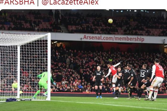 Striker Arsenal, Alexandre Lacazette, mencetak gol sundulan dalam laga Liga Inggris melawan Brighton &amp; Hove Albion di Stadion Emirates, Kamis (5/12/2019).