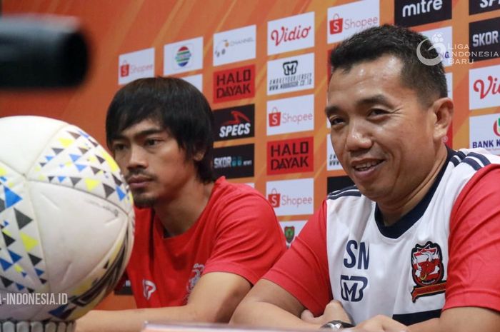 Pelatih Madura United, Rasiman, dalam konferensi pers jelang laga melawan Kalteng Putra, Kamis (5/12/2019).