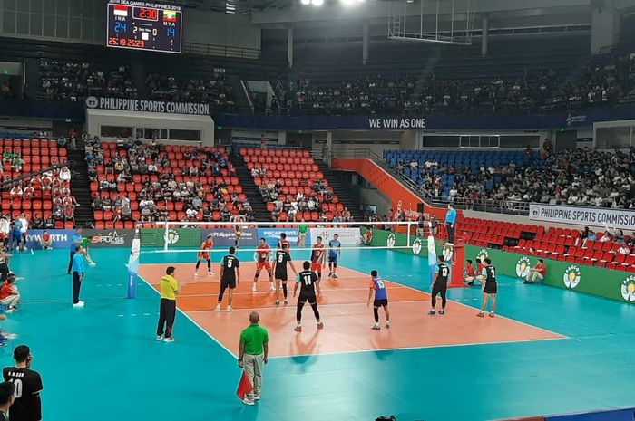 Timnas bola voli putra Indonesia (jersey merah) pada semifinal SEA Games 2019 melawan Myanmar di Philsport Arena, Manila, Filipina, Minggu (8/12/2019).