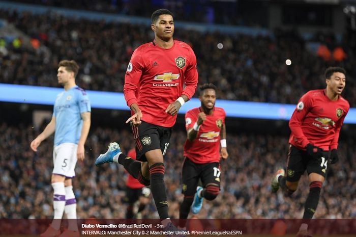 Selebrasi striker Manchester United, Marcus Rashford, setelah sukses mengeksekusi tendangan penalti pada laga melawan Manchester City di Etihad Stadium, Sabtu (7/12/2019).