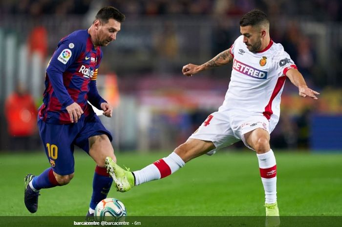 Aksi Lionel Messi ketika mencoba melewati hadangan salah satu pemain Real Mallorca kala bertanding di Camp Nou dalam lanjutan pertandingan pekan ke-16 Liga Spanyol, Sabtu (7/12/2019) atau Minggu dini hari WIB.