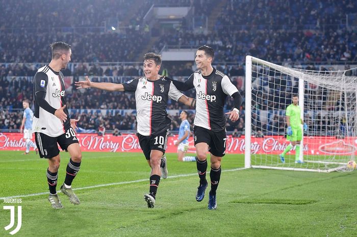 Megabintang Juventus, Cristiano Ronaldo (kanan), merayakan golnya dalam laga Liga Italia melawan Lazio di Stadion Olimpico, Sabtu (7/12/2019).