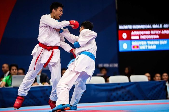 Karateka putra Indonesia, Rifky Ardiansyah, pada final -67 kg SEA Games 2019 di WTC, Manila, Minggu (8/12/2019).