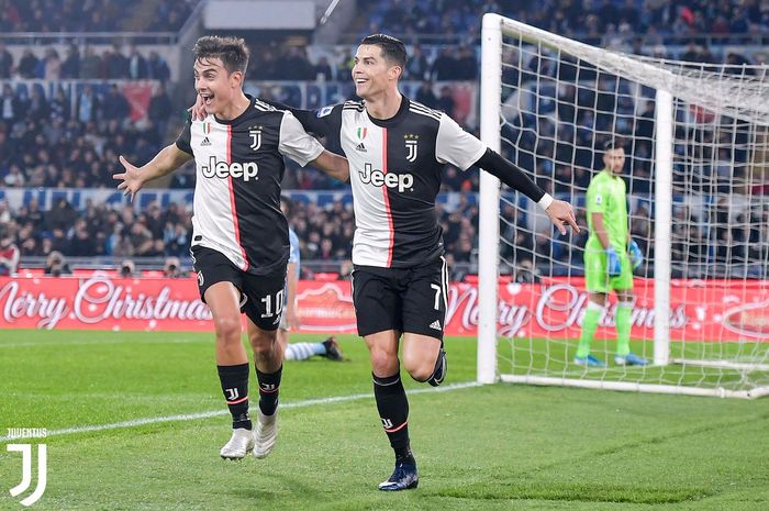 Megabintang Juventus, Cristiano Ronaldo, merayakan golnya bersama Paulo Dybala (kiri) dalam laga Liga Italia melawan Lazio di Stadion Olimpico, Sabtu (7/12/2019).