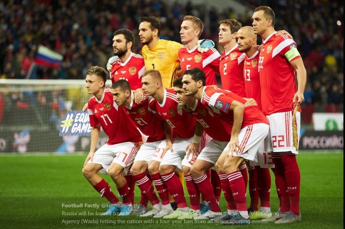 Personel Tim nasional Rusia berpose menjelang kick-off.