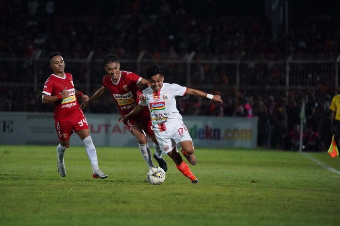 Pemain Persija Jakarta, Fitra Ridwan mendapatkan penjagaan ketat dari pemain Perseru Badak Lampung, di Stadion Sumpah Pemuda, Bandar Lampung, Minggu (8/12/2019).