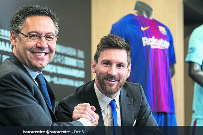 Presiden klub Barcelona, Josep Maria Bartomeu (kiri) dan kapten tim, Lionel Messi, saat penandatanganan kontrak sang bintang pada 2017.