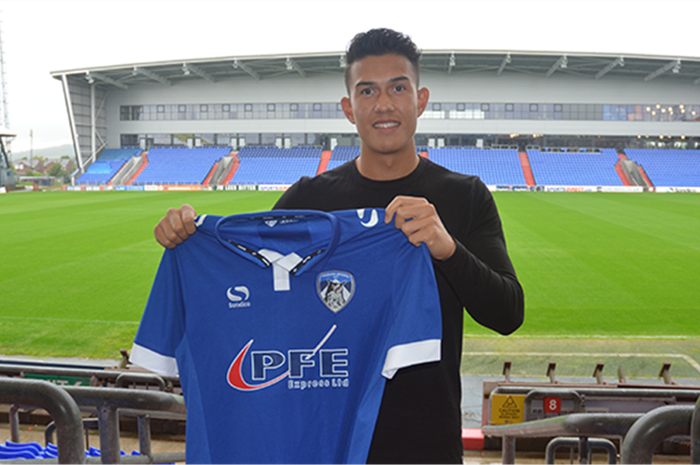 Pemain timnas Filipina, Luke Woodland saat diperkenalkan Oldham Athletic.