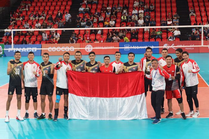 Tim voli putra Indonesia berpose di Philsports Arena, Manila, Filipina.