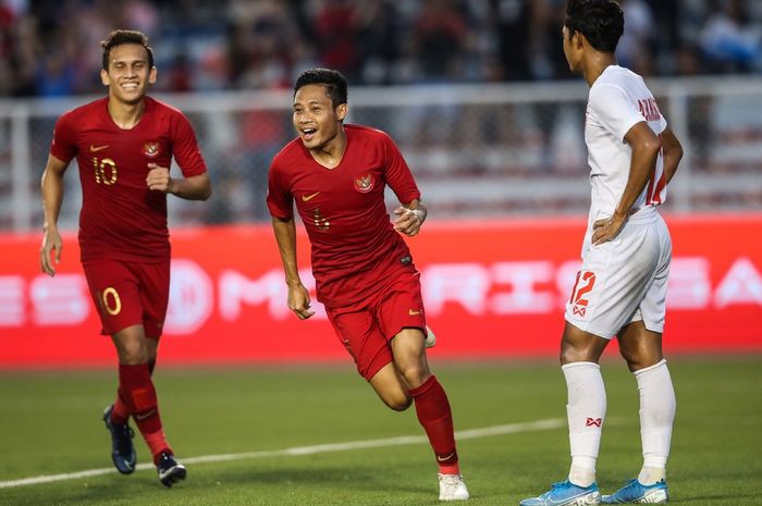 Pemain Timnas U-23 Indonesia, Evan Dimas melakukan selebrasi seusai mencetak gol ke gawang Myanmar dalam pertandingan Semifinal SEA Games 2019 di Stadion Rizal Memorial, Manila, Filipina, Sabtu (7/12/2019). Timnas Indonesia menang 4-2 dari Myanmar.