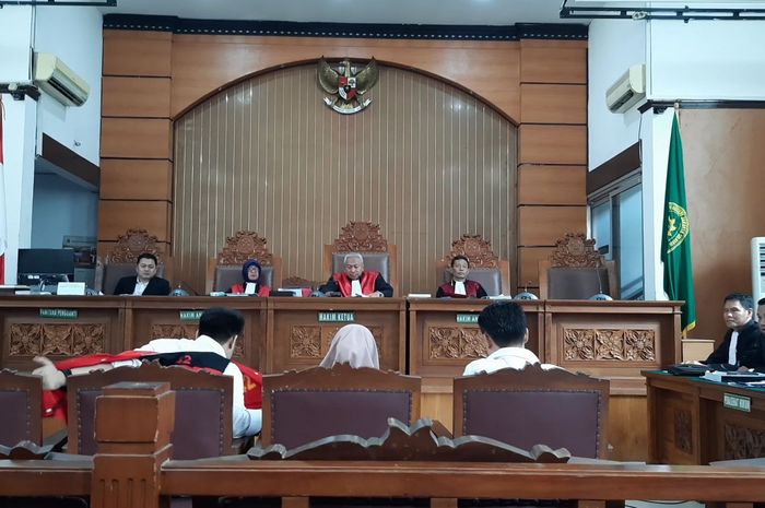 Galih Ginanjar, Rey Utami, dan Pablo Benua minta izin lepas rompi saat tengah menjalani sidang di Pengadilan Negeri Jakarta Selatan, Senin (9/12/2019).