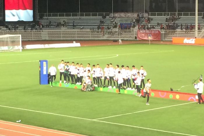 Gelandang timnas U-23 Indonesia, Evan Dimas, terlihat harus menggunakan kursi roda selepas pertandingan melawan Vietnam pada laga final SEA Games 2019 di Stadion Rizal Memorial, Manila, Filipina, Selasa (10/12/2019).