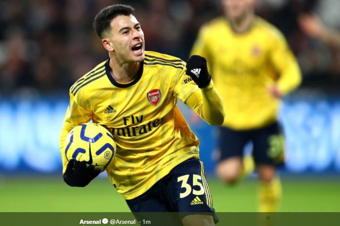 Striker muda Arsenal, Gabriel Martinelli, menyarangkan bola ke gawang West Ham United pada laga Liga Inggris pekan ke-16, Senin (9/12/2019), di Stadion London.