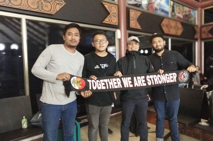 Foto beberapa suporter yang akan mendukung timnas U-23 Indonesia di laga final SEA Games 2019 menghadapi Vietnam, Selasa (10/12/2019).