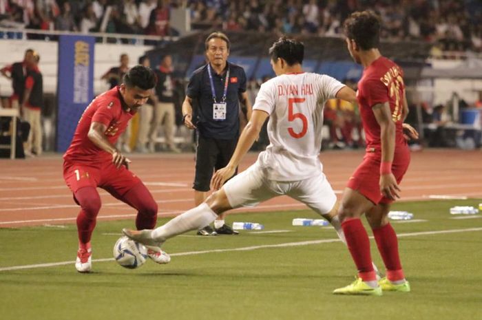 Bek sayap kanan timnas U-22 Indonesia, Asnawi Mangkualam, mencoba melewati bek sayap Vietnam, Doang Van Hau, pada laga final SEA Games 2019.