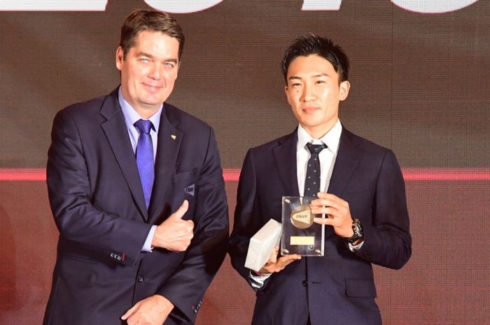 Pebulu tangkis Jepang, Kento Momota, menerima penghargaan BWF Male Player of The Year, Senin (9/12/2019) di Guangzhou, China.