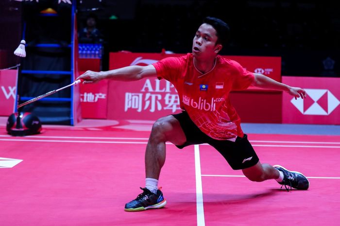 Aksi pemain Indonesia, Anthony Sinisuka Ginting, saat bertanding pada laga perdana BWF World Tour Finals 2019 di Tianhe Gymnasium, Guangzhou, China, Rabu (12/11/2019)