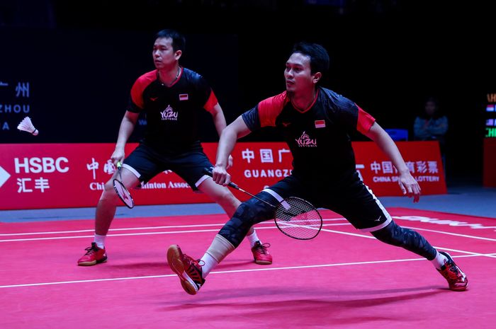 Pasangan ganda putra Indonesia, Mohammad Ahsan/Hendra Setiawan, saat menjalani laga penyisihan Grup B kontra wakil Malaysia, Aaron Chia/Soh Wooi Yik, di Tianhe Gymnasium, Guangzhou, China, Rabu (11/12/2019).