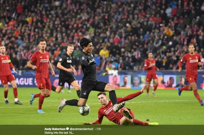 Bek kiri Liverpool, Andrew Robertson, melakukan sliding tackle terhadap salah satu pemain RB Salzburg dalam pertandingan matchday ke-6 Liga Champions, Selasa (10/12/2019).