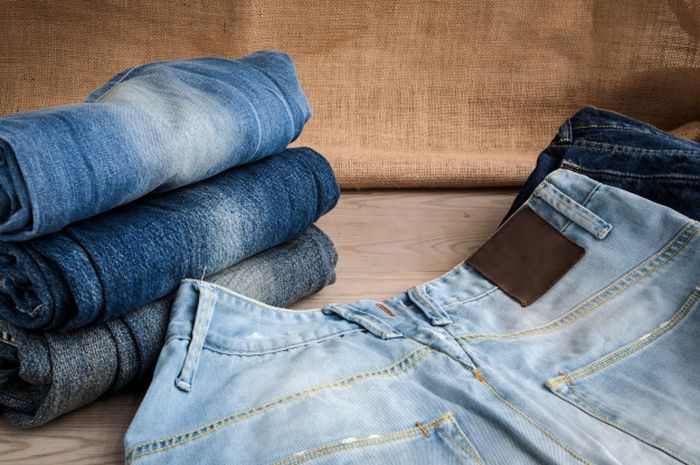Nggak Perlu Repot Buat Laundry, Begini Tips Mencuci Celana Jeans dengan