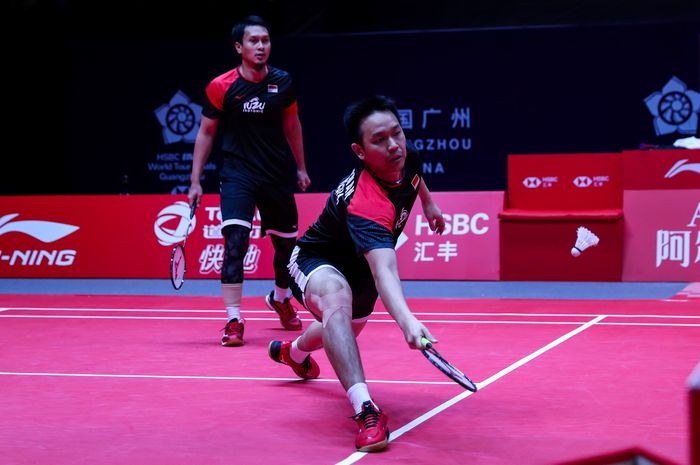 Pasangan ganda putra Indonesia, Mohammad Ahsan/Hendra Setiawan, saat menjalani laga penyisihan Grup B kontra wakil Malaysia, Aaron Chia/Soh Wooi Yik, di Tianhe Gymnasium, Guangzhou, China, Rabu (11/12/2019).